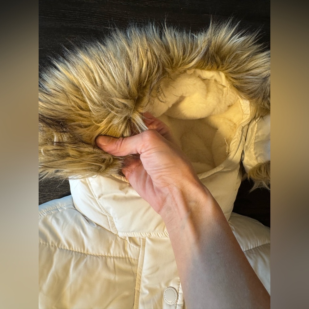 A&F Girls Ultra Puffer Jacket with Faux Fur Hood - Picture 3 of 5